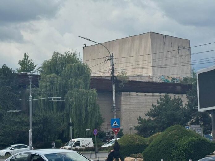 O persoană a urcat pe acoperișul Casei de Cultură și a pus autoritățile pe jar. Ce s-a întâmplat