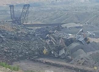 Alunecare masivă de teren la Cariera Pinoasa din Gorj. Un milion de metri cubi de pământ au afectat un excavator minier Alunecare masivă de teren la Cariera Pinoasa din Gorj. Un milion de metri cubi de pământ au afectat un excavator minier