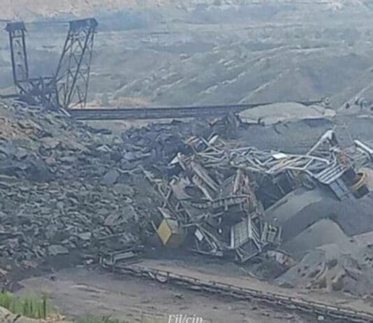 Alunecare masivă de teren la Cariera Pinoasa din Gorj. Un milion de metri cubi de pământ au afectat un excavator minier Alunecare masivă de teren la Cariera Pinoasa din Gorj. Un milion de metri cubi de pământ au afectat un excavator minier