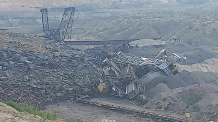 alunecare de teren Alunecare masivă de teren la Cariera Pinoasa din Gorj. Un milion de metri cubi de pământ au afectat un excavator minier