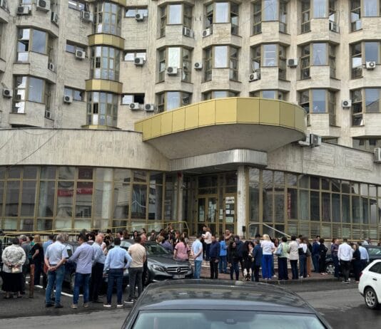 Protest la Finanțele Publice Gorj pentru a treia zi consecutiv
