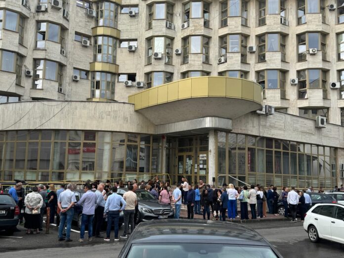 Protest la Finanțele Publice Gorj pentru a treia zi consecutiv