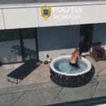 VIDEO | Urmărit internațional pentru trafic de droguri, săltat de mascați direct din piscină.