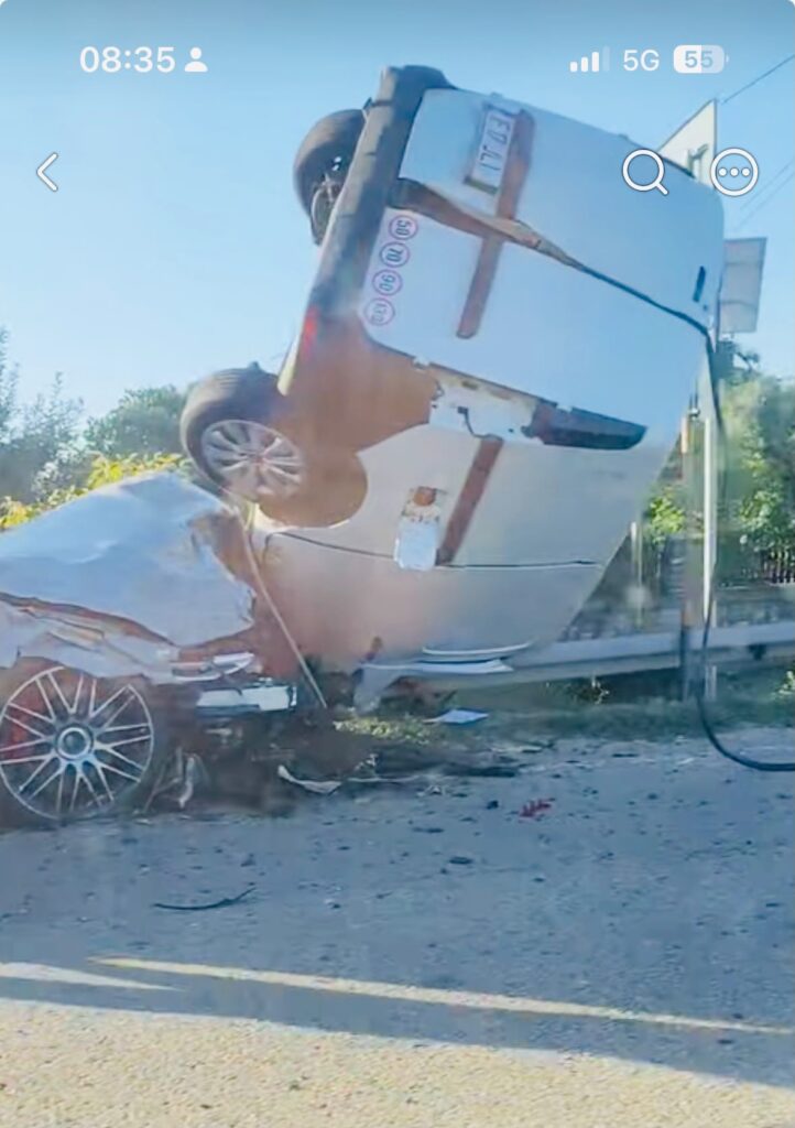 BREAKING NEWS | Accident spectaculos la Bălești! Două mașini implicate, una răsturnată