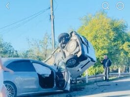 BREAKING NEWS | Accident spectaculos la Bălești! Două mașini implicate, una răsturnată