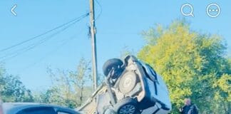 BREAKING NEWS | Accident spectaculos la Bălești! Două mașini implicate, una răsturnată