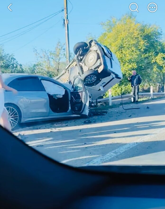 BREAKING NEWS | Accident spectaculos la Bălești! Două mașini implicate, una răsturnată