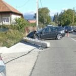 BREAKING NEWS | Accident în Turcinești. Un autoturism a ajuns într-un stâlp după ce i-a explodat un cauciuc