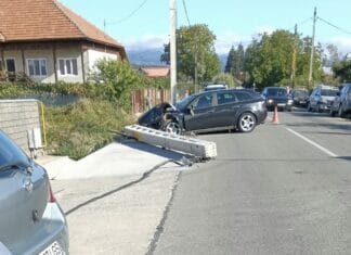 BREAKING NEWS | Accident în Turcinești. Un autoturism a ajuns într-un stâlp după ce i-a explodat un cauciuc