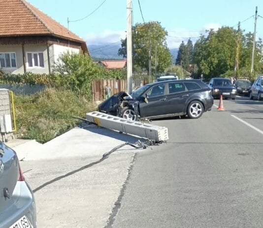 BREAKING NEWS | Accident în Turcinești. Un autoturism a ajuns într-un stâlp după ce i-a explodat un cauciuc