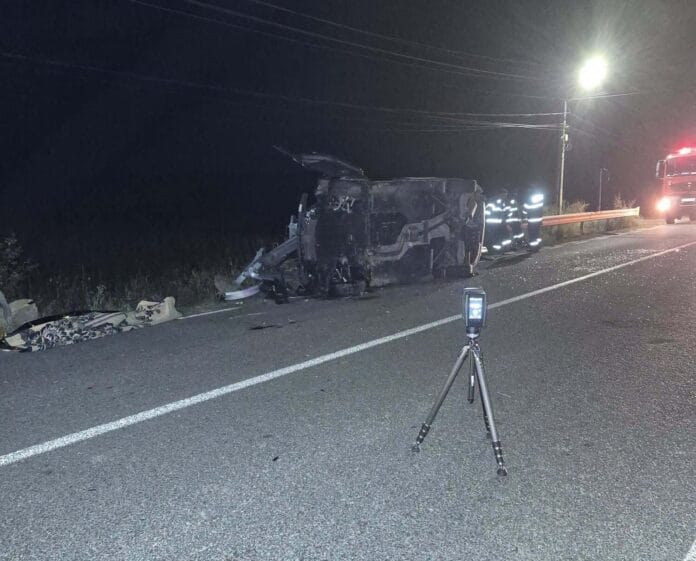 Tragedie în Gorj, în toiul nopții. Un tânăr de 20 de ani a murit după ce mașina s-a izbit de un parapet, la Fărcășești
