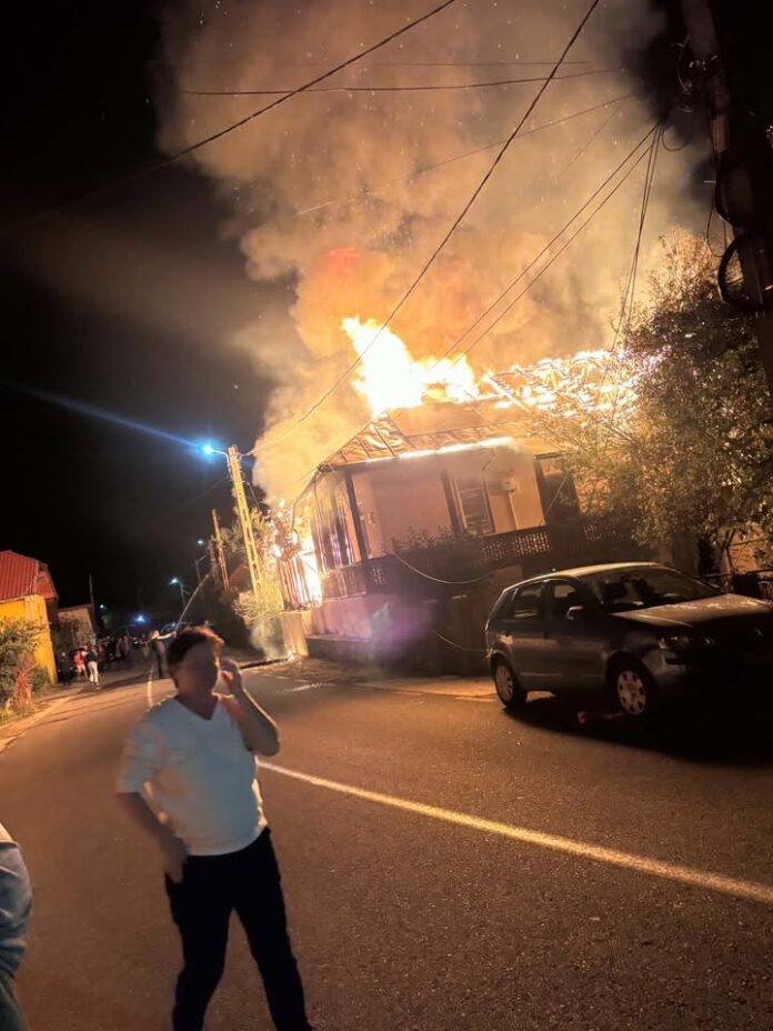 Casa unui preot din Runcu a ars în toiul nopții. Nepotul său, actor și regizor în București, era în locuință