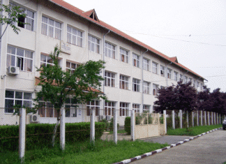 Scandal la Liceul Tehnologic Motru. Elevii de clasa a XII-a contestă comasarea claselor înainte de Bacalaureat Scandal la Liceul Tehnologic Motru. Elevii de clasa a XII-a contestă comasarea claselor înainte de Bacalaureat