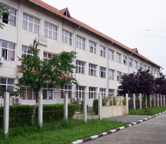 Scandal la Liceul Tehnologic Motru. Elevii de clasa a XII-a contestă comasarea claselor înainte de Bacalaureat Scandal la Liceul Tehnologic Motru. Elevii de clasa a XII-a contestă comasarea claselor înainte de Bacalaureat